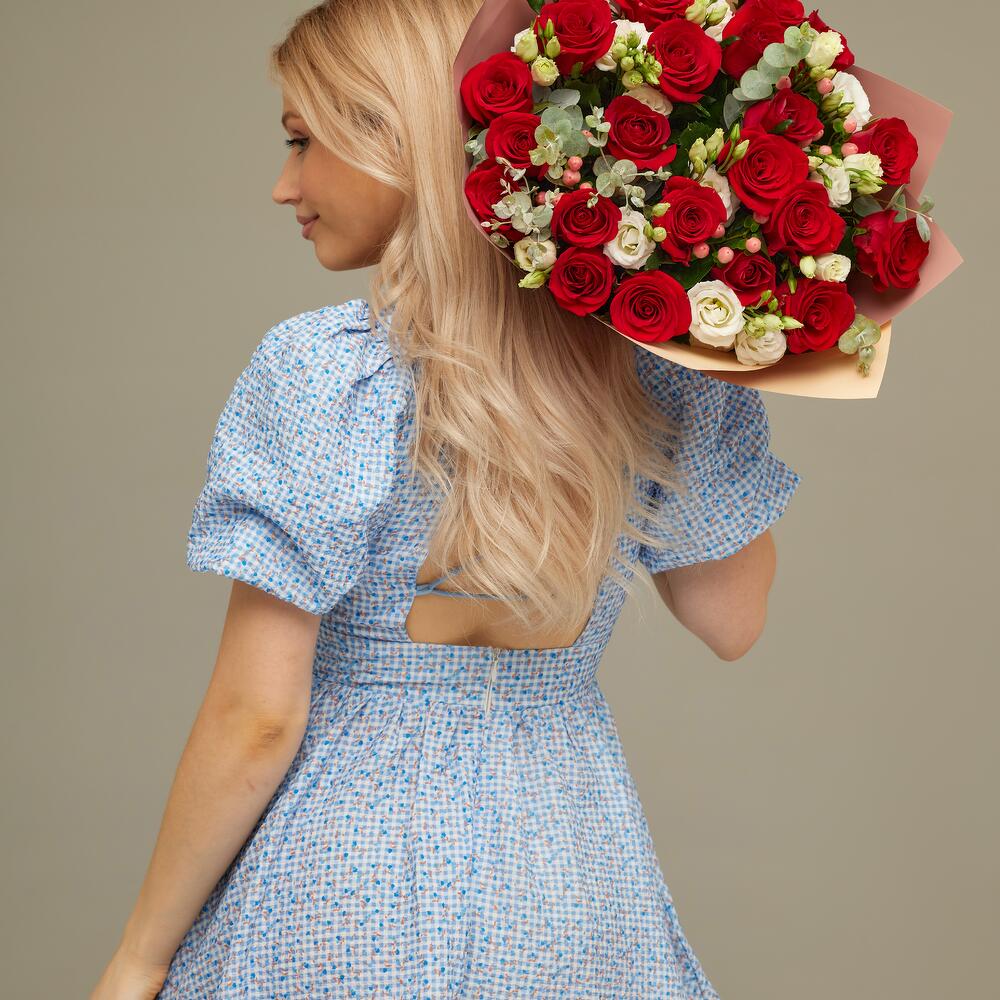 Роскошный букет для любимой женщины – 21 эквадорская роза и эустома Еманжелинск Челябинская область