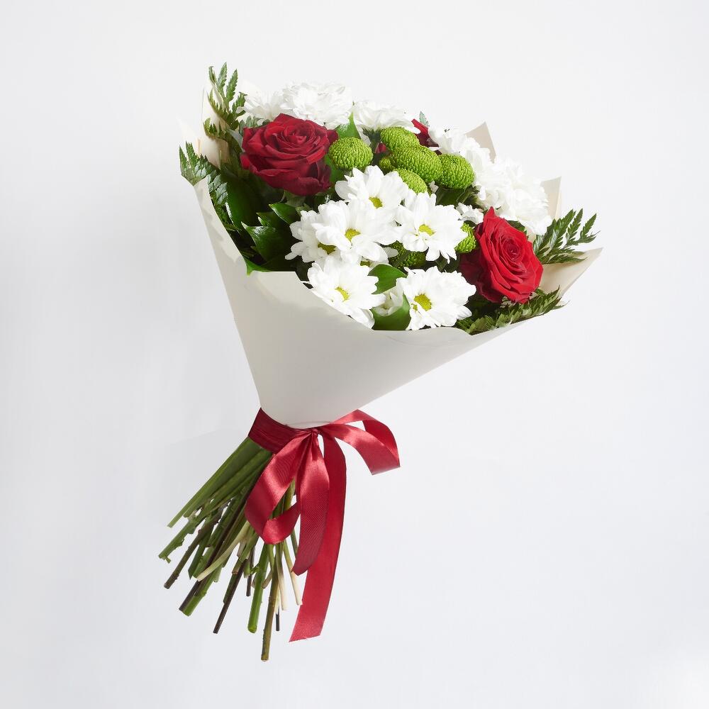 Букет «Настроение» – гармония красных эквадорских роз и нежных хризантем Еманжелинск Челябинская область