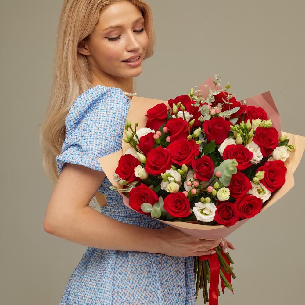 Роскошный букет для любимой женщины – 21 эквадорская роза и эустома Еманжелинск Челябинская область