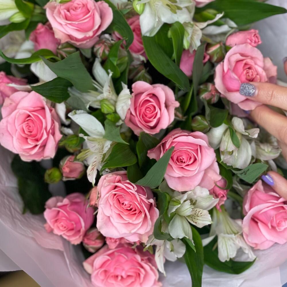 Букет «Розовый фламинго» – нежность розовых кустовых роз и белых альстромерий Еманжелинск Челябинская область