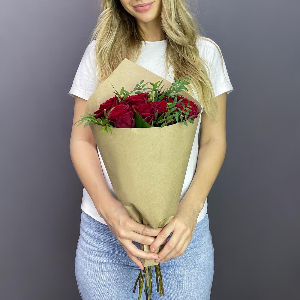 Букет из 9 красных роз с фисташкой – гармония страсти и свежести Еманжелинск Челябинская область