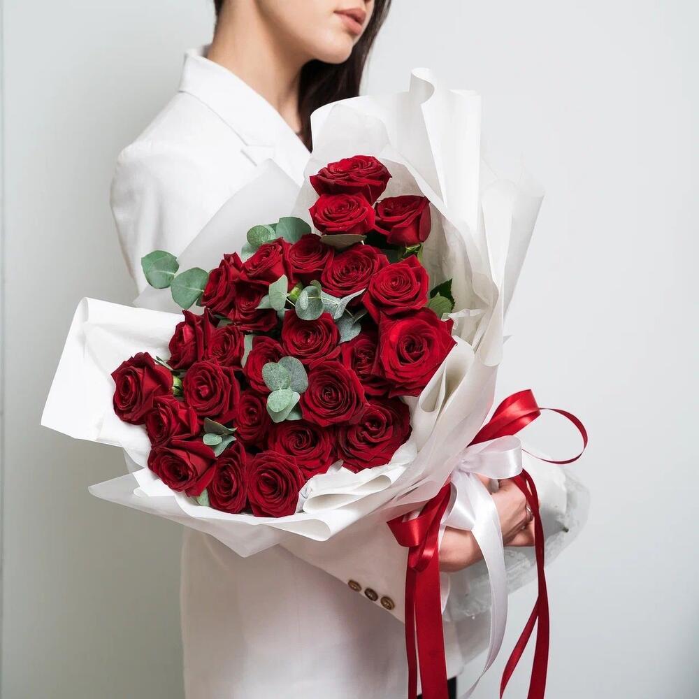 Роскошный букет из 25 красных роз с эвкалиптом – королевский подарок  Еманжелинск Челябинская область