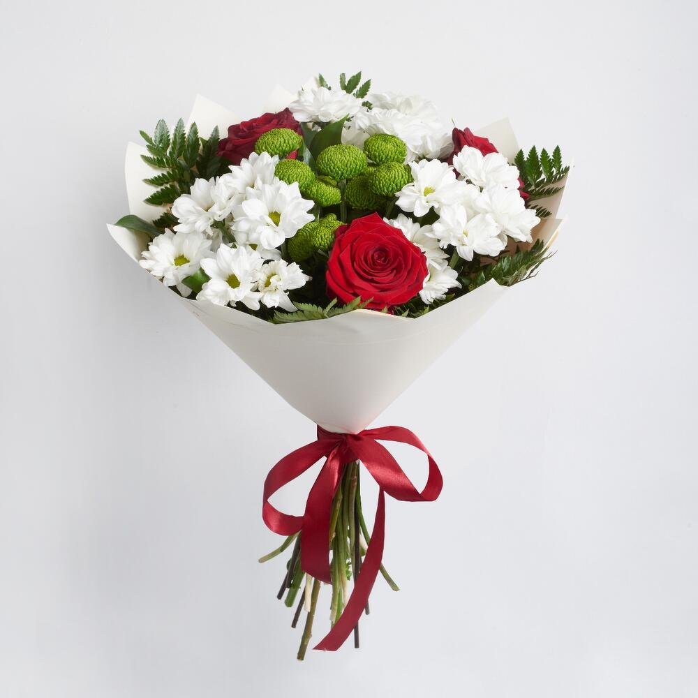 Букет «Настроение» – гармония красных эквадорских роз и нежных хризантем Еманжелинск Челябинская область