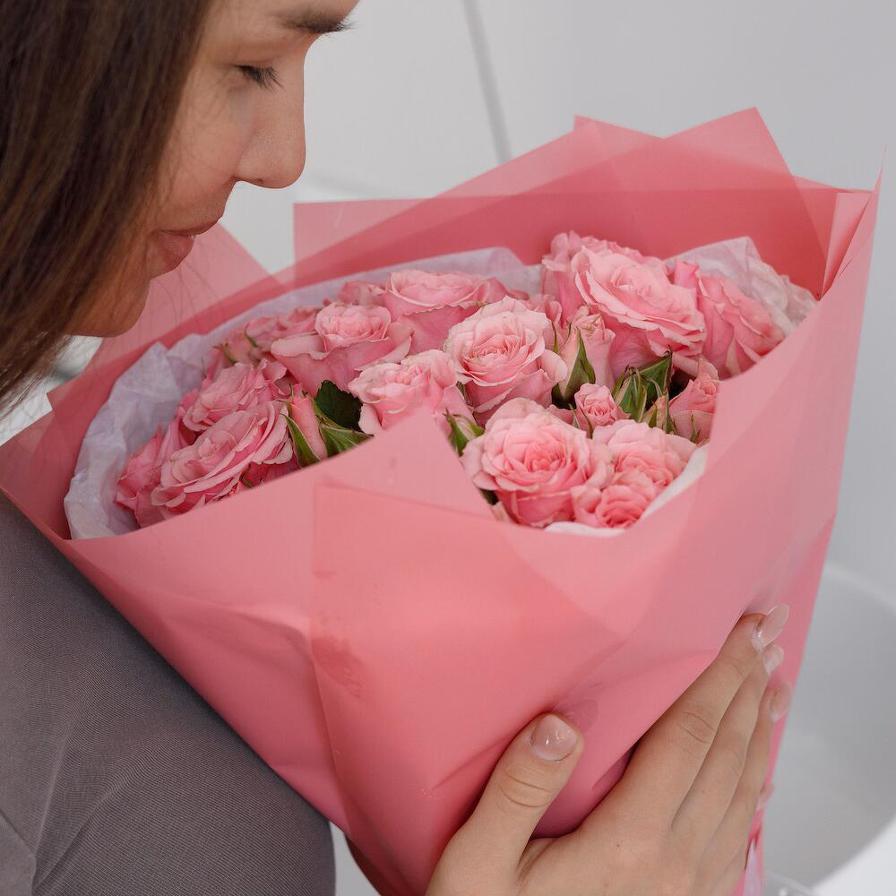 Букет из 9 розовых кустовых роз – нежность в каждом лепестке Еманжелинск Челябинская область