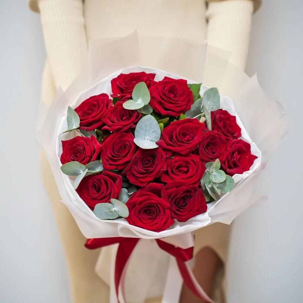 Элегантный букет из 15 красных роз с эвкалиптом – символ страсти и нежности Еманжелинск Челябинская область