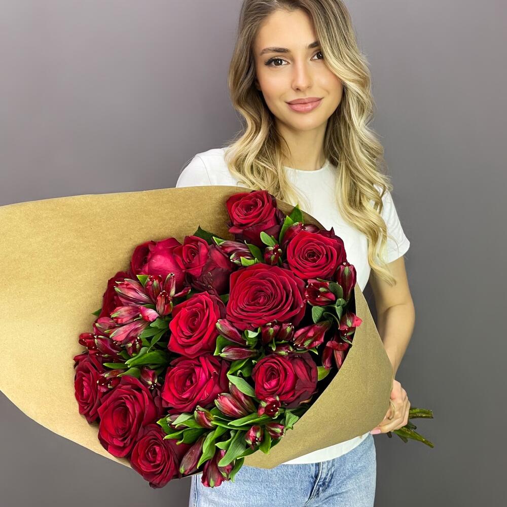 Букет «Стрелиция» – гармония из красных роз и белых альстромерий  Еманжелинск Челябинская область