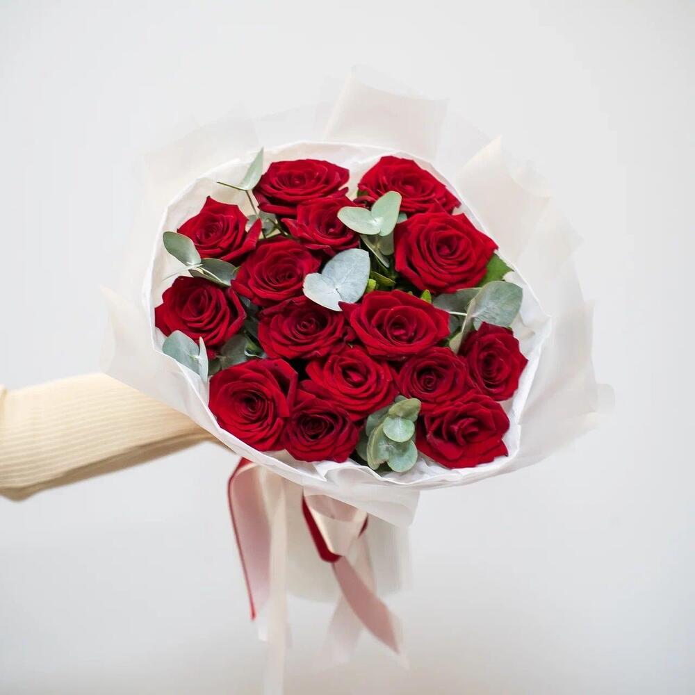 Элегантный букет из 15 красных роз с эвкалиптом – символ страсти и нежности Еманжелинск Челябинская область