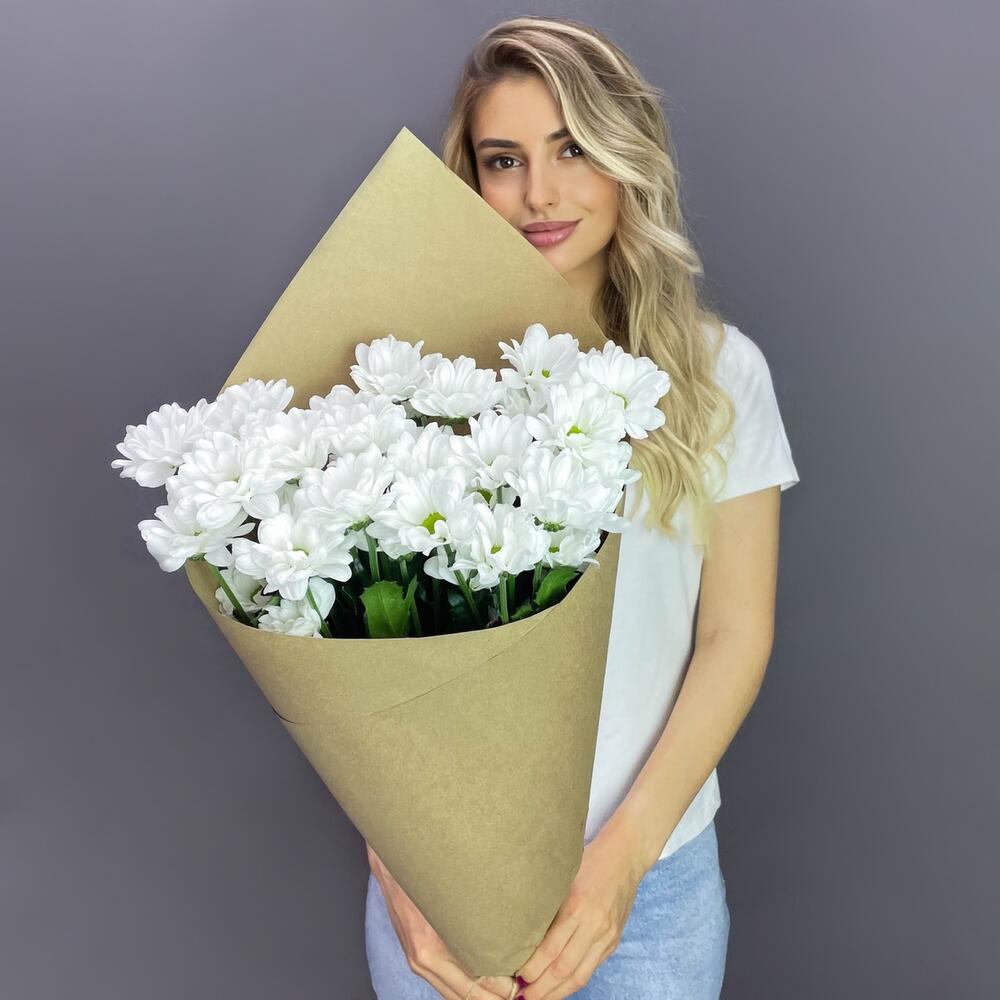Букет из 5 белых хризантем в крафте – лаконичная элегантность Еманжелинск Челябинская область