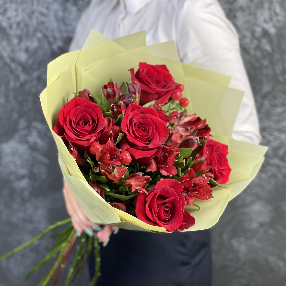 Букет «Бордо» – сочетание красных эквадорских роз и благородных альстромерий Еманжелинск Челябинская область