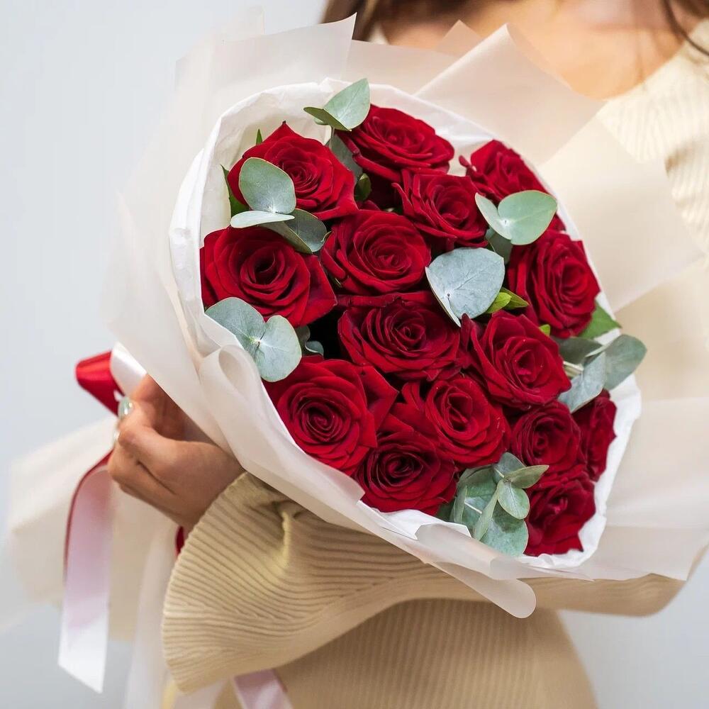 Элегантный букет из 15 красных роз с эвкалиптом – символ страсти и нежности Еманжелинск Челябинская область