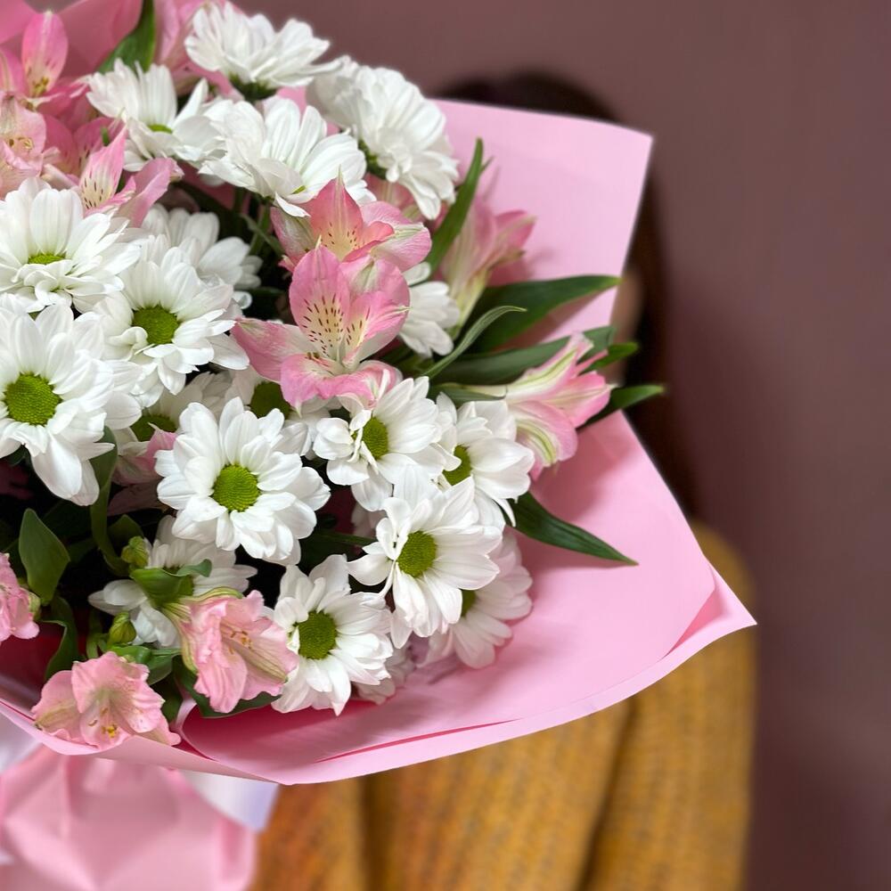 Букет «Поцелуй бабочки» нежность белых хризантем и розовых альстромерий Еманжелинск Челябинская область