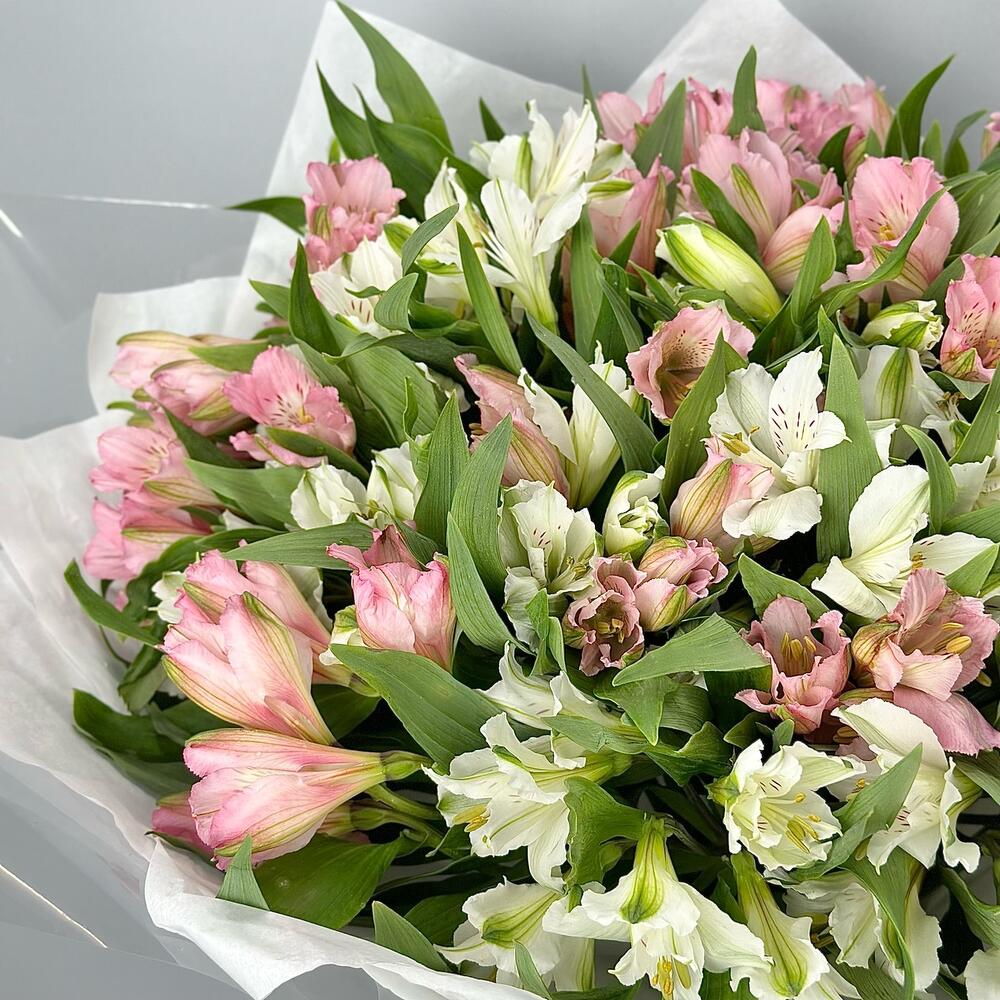 Букет «Гармония» – нежное сочетание белых и розовых альстромерий Еманжелинск Челябинская область