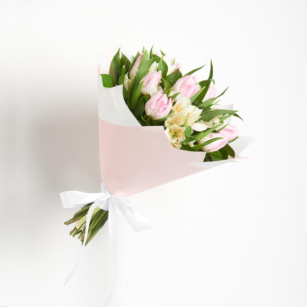 Букет «Первое свидание» розовых тюльпанов и белых альстромерий Еманжелинск Челябинская область