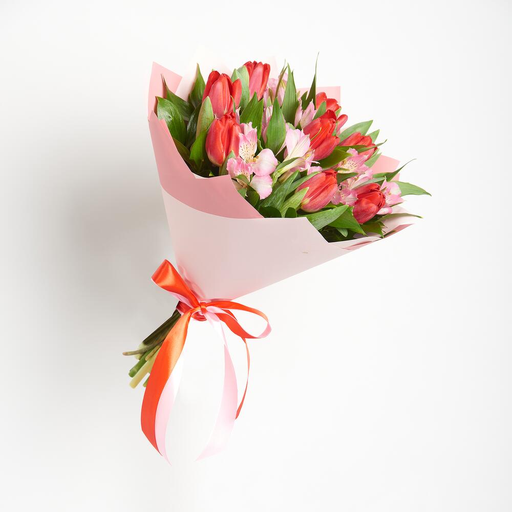 Букет «Первый поцелуй» красных тюльпанов и розовых альстромерий Еманжелинск Челябинская область