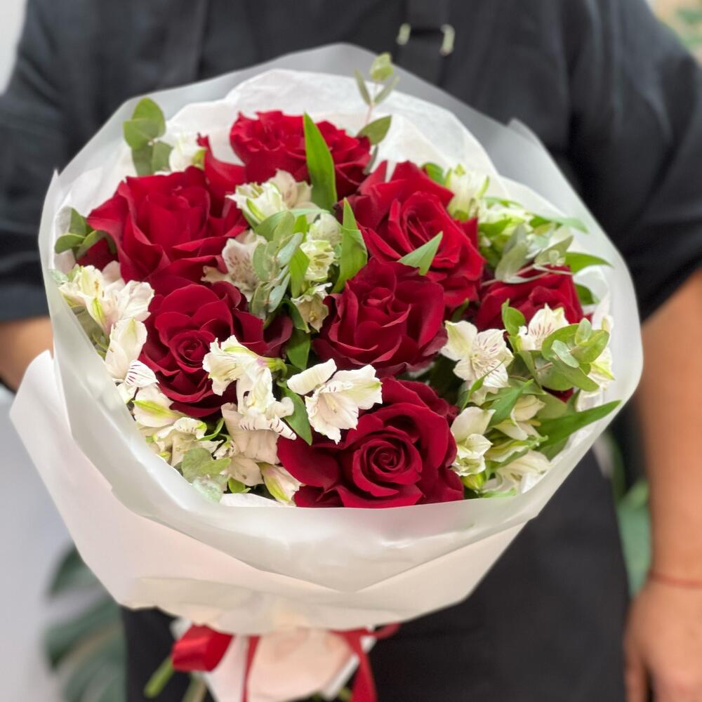 Букет «Любимой» – 7 эквадорских роз и белых альстромерий Еманжелинск Челябинская область