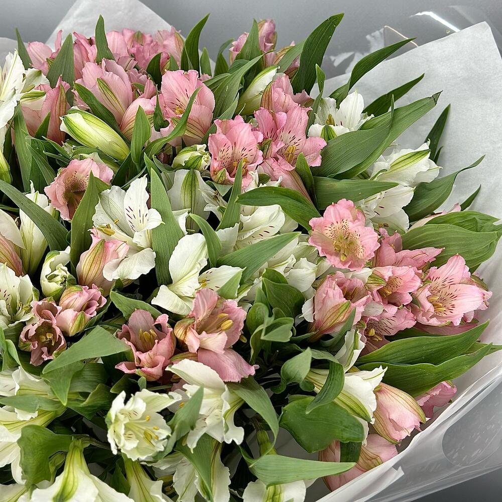 Букет «Гармония» – нежное сочетание белых и розовых альстромерий Еманжелинск Челябинская область