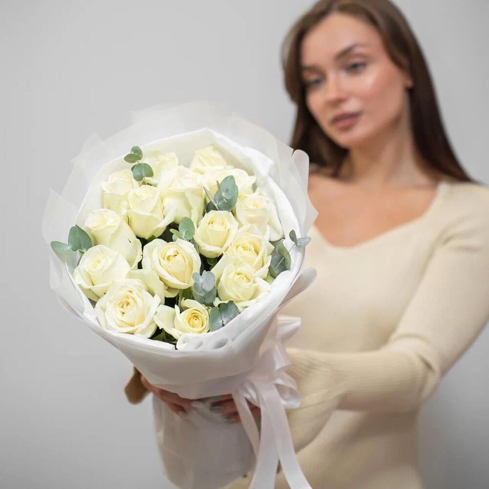 Букет из 15 белых роз с эвкалиптом – чистота и изысканность Еманжелинск Челябинская область