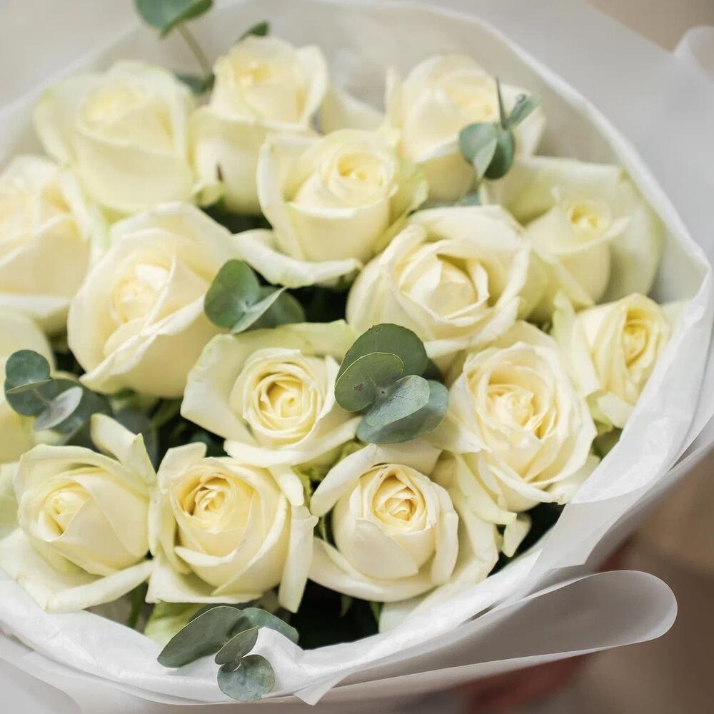 Букет из 15 белых роз с эвкалиптом – чистота и изысканность Еманжелинск Челябинская область
