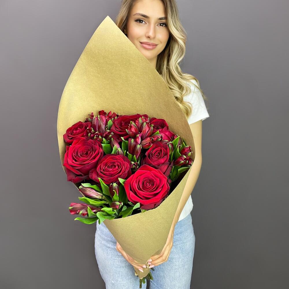 Букет «Страсть» – гармония красных роз и нежных альстромерий Еманжелинск Челябинская область