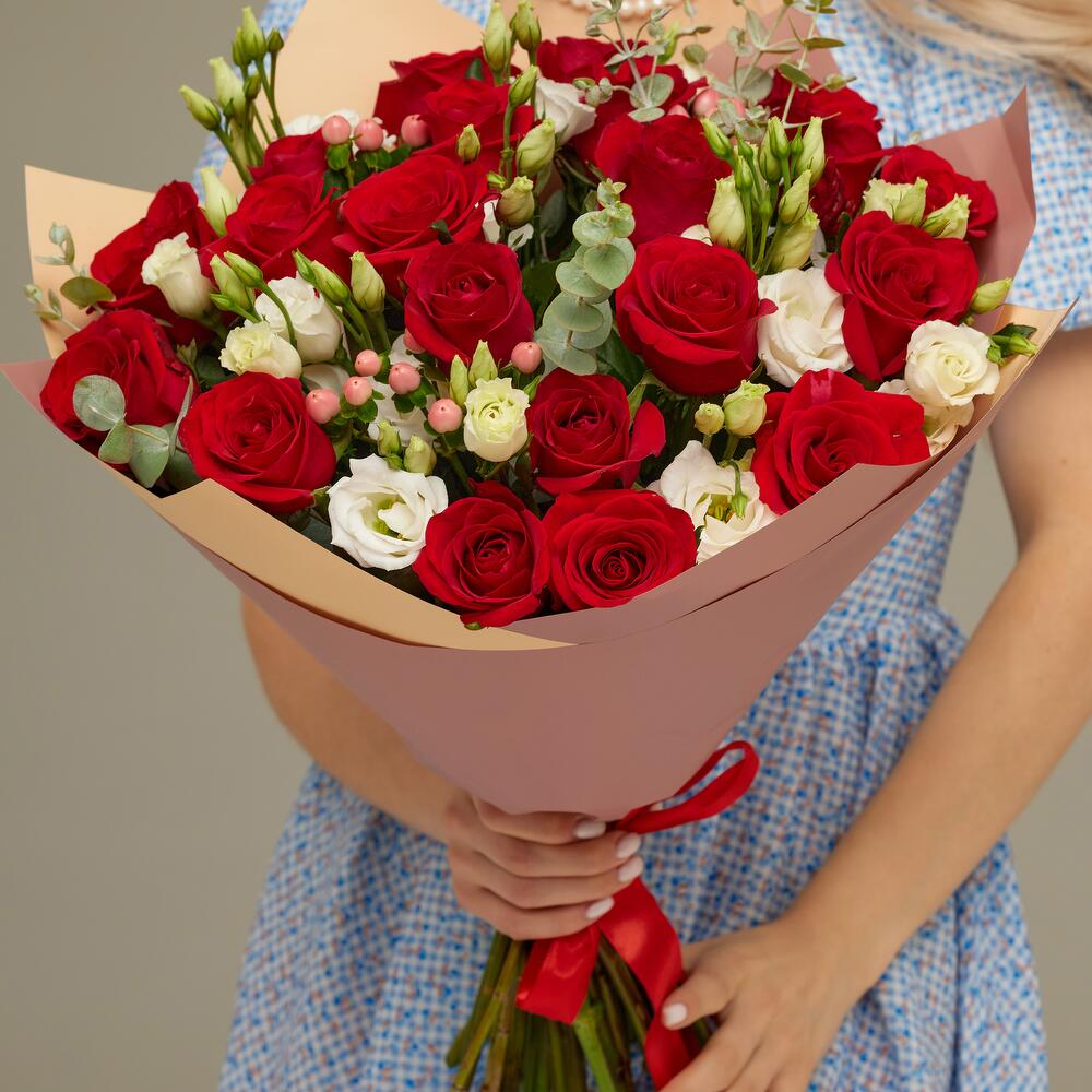 Роскошный букет для любимой женщины – 21 эквадорская роза и эустома Еманжелинск Челябинская область