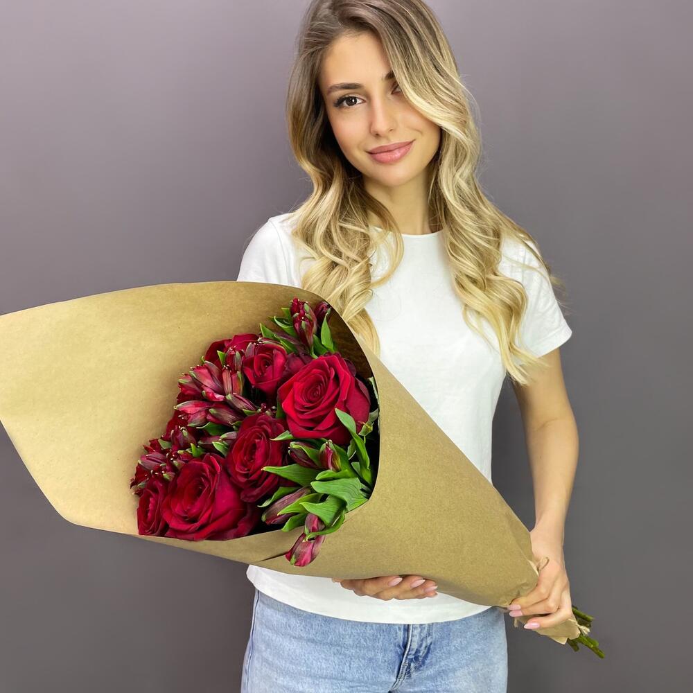 Букет «Страсть» – гармония красных роз и нежных альстромерий Еманжелинск Челябинская область