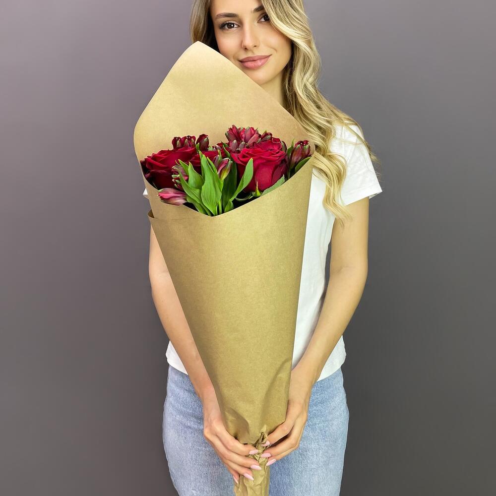 Букет «Страсть» – гармония красных роз и нежных альстромерий Еманжелинск Челябинская область