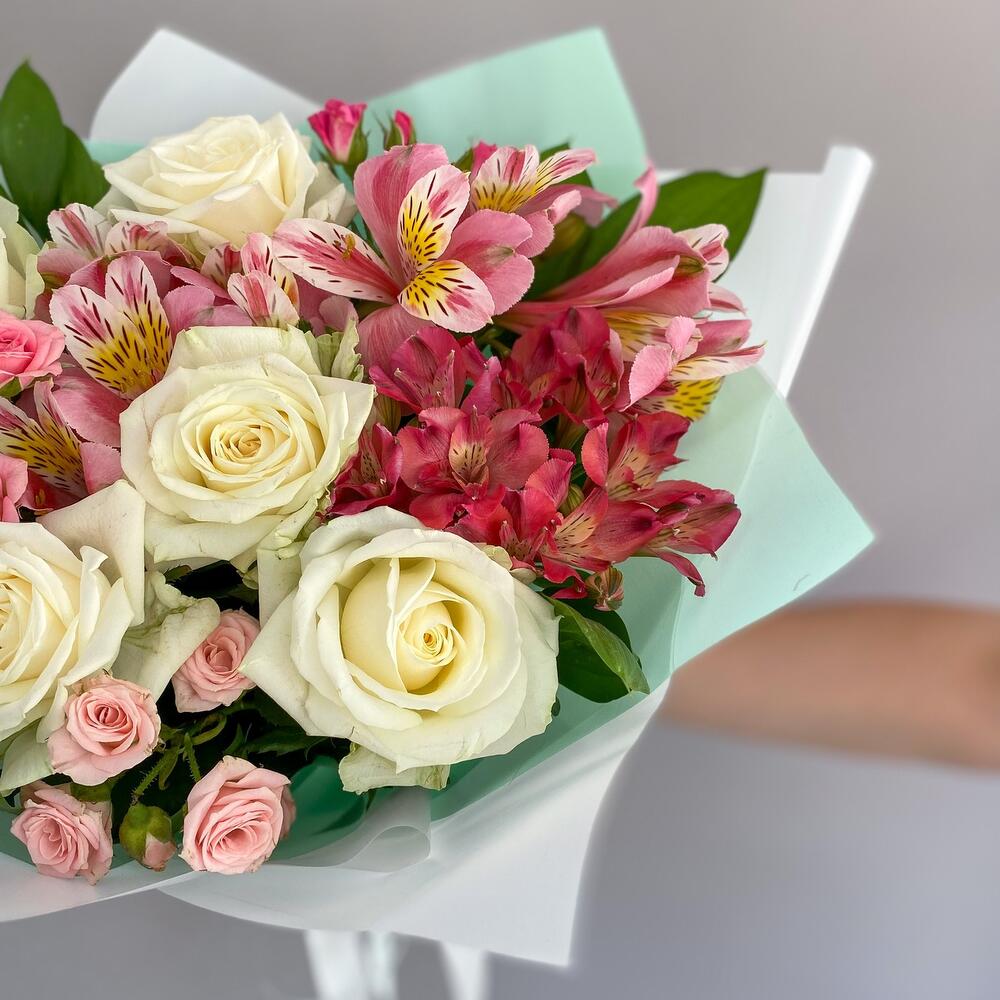 Букет «Николь» – изысканное сочетание роз, кустовых роз и альстромерий Еманжелинск Челябинская область