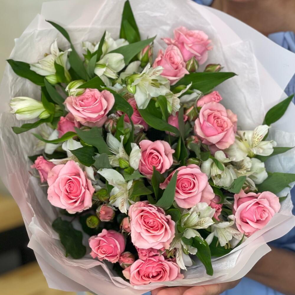 Букет «Розовый фламинго» – нежность розовых кустовых роз и белых альстромерий Еманжелинск Челябинская область