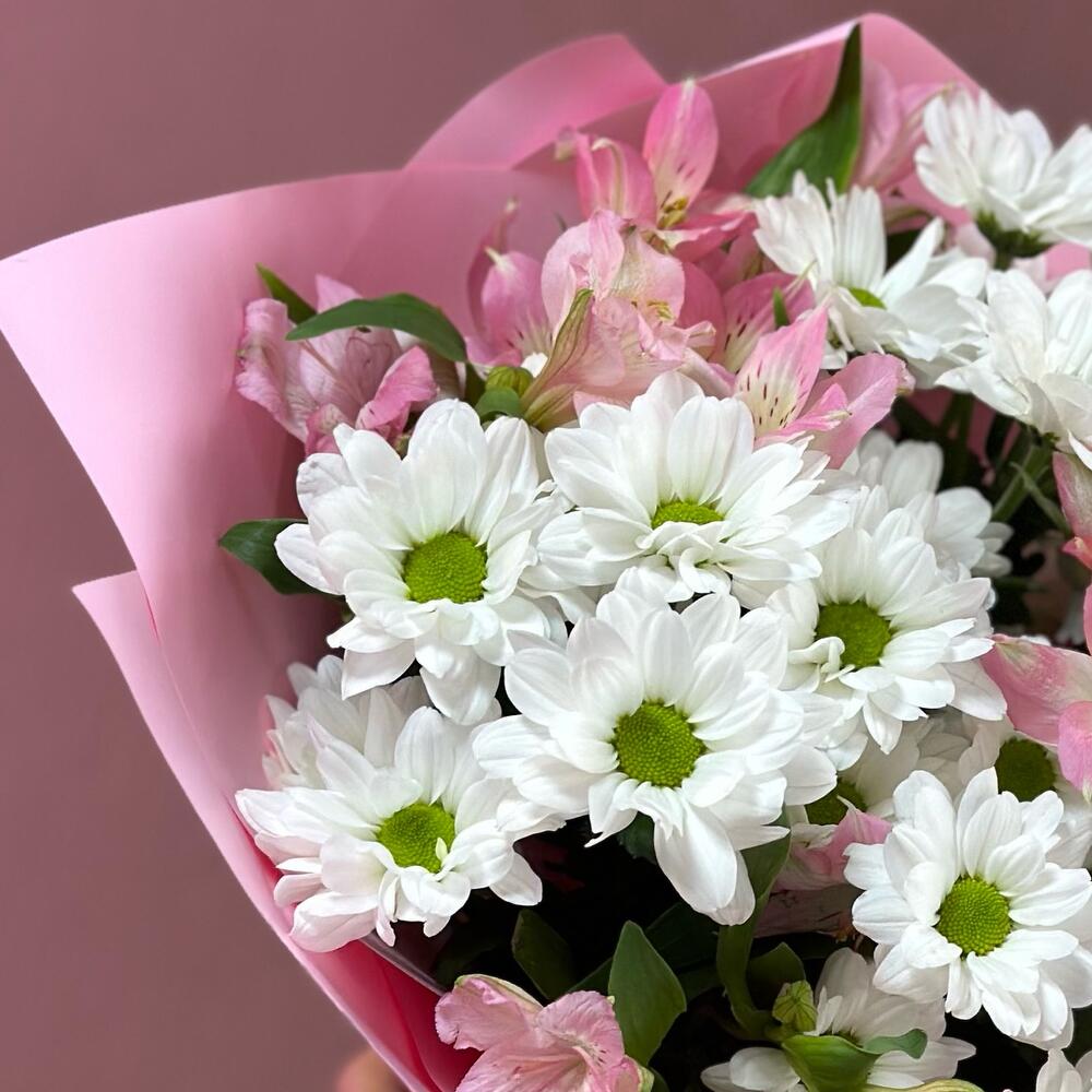 Букет «Поцелуй бабочки» нежность белых хризантем и розовых альстромерий Еманжелинск Челябинская область