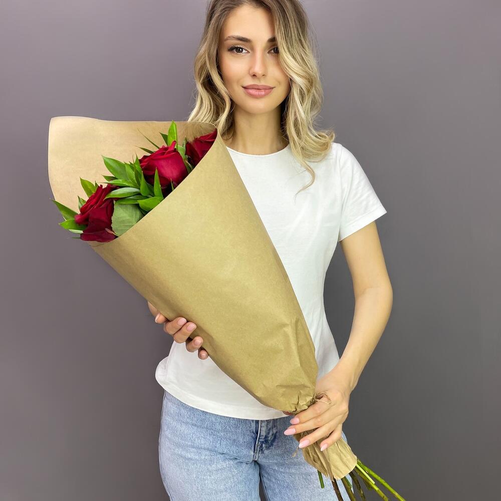 Букет из красных роз с рускусом в крафтовой упаковке – классика с изюминкой Еманжелинск Челябинская область