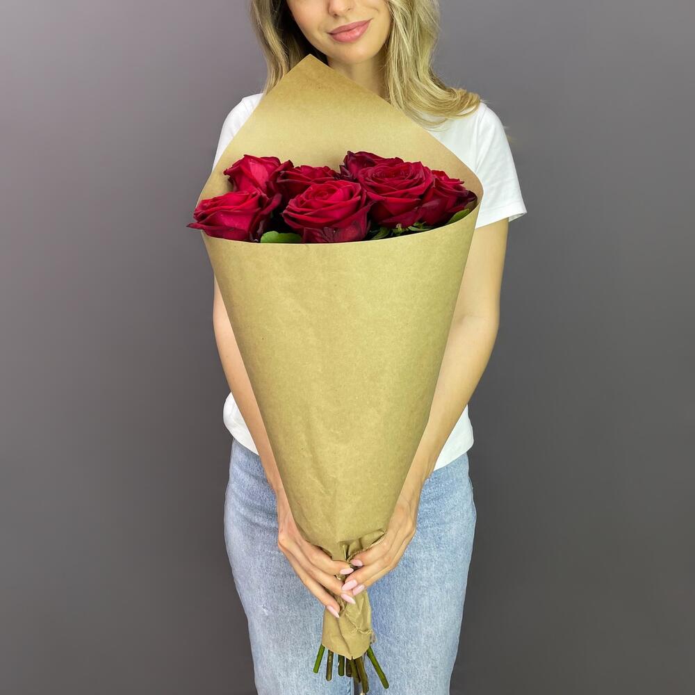 Букет из 7 красных роз в крафте – страсть в стильной упаковке Еманжелинск Челябинская область