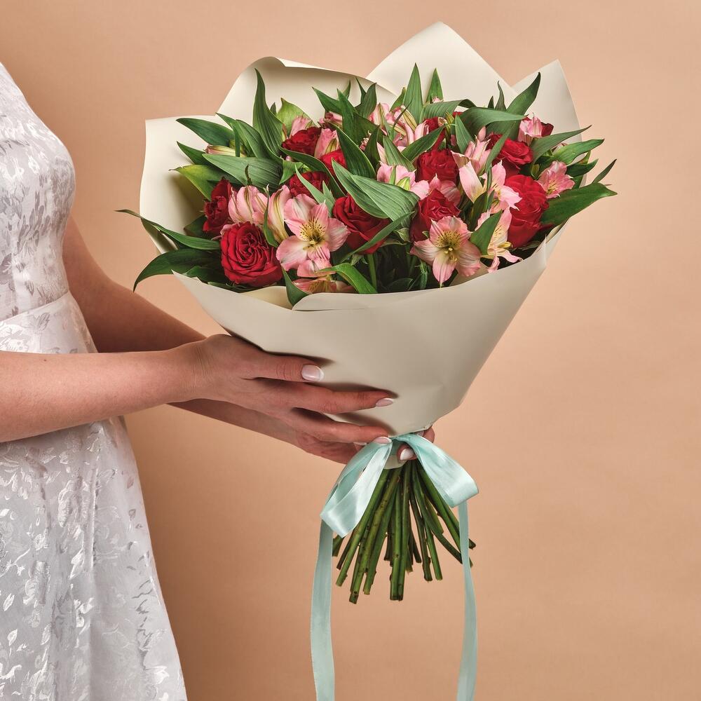 Букет «Нежность слов» — гармония красных роз и нежных альстромерий Еманжелинск Челябинская область