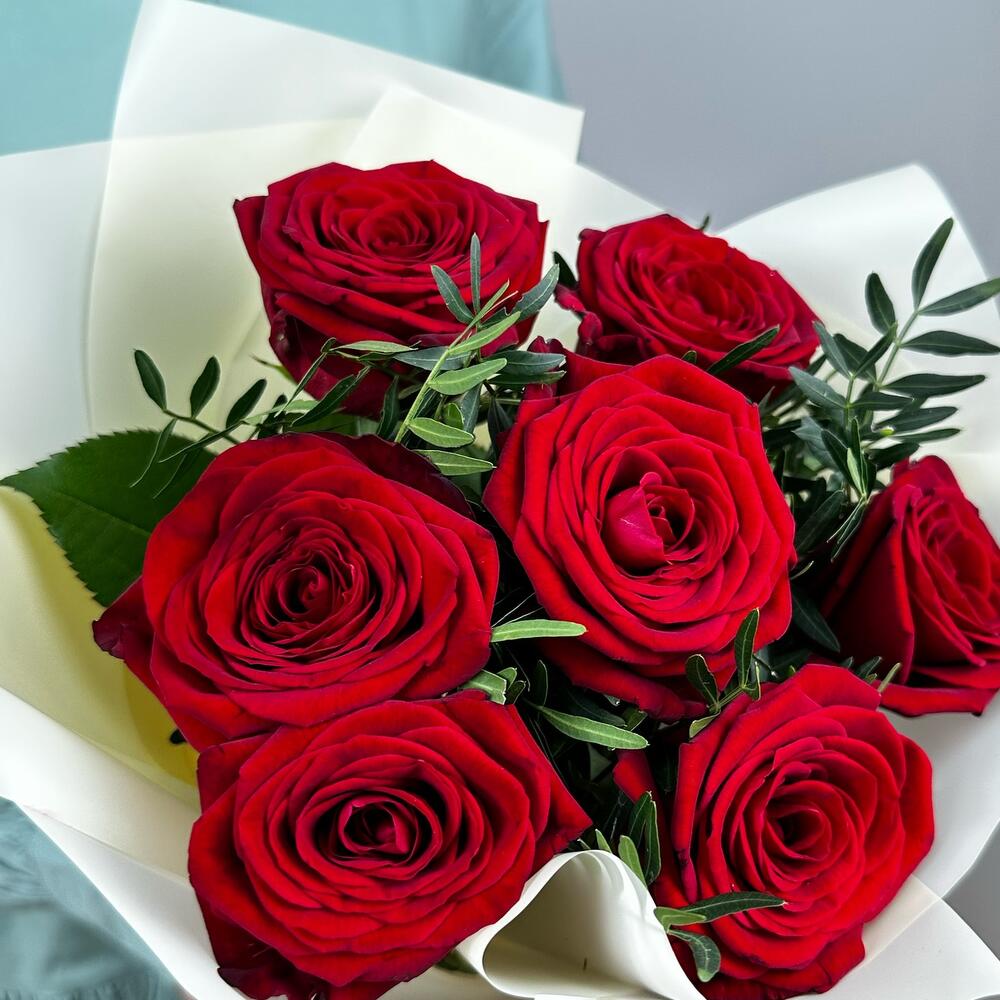 Букет «Гранатовый» из красных роз в роскошной упаковке Еманжелинск Челябинская область