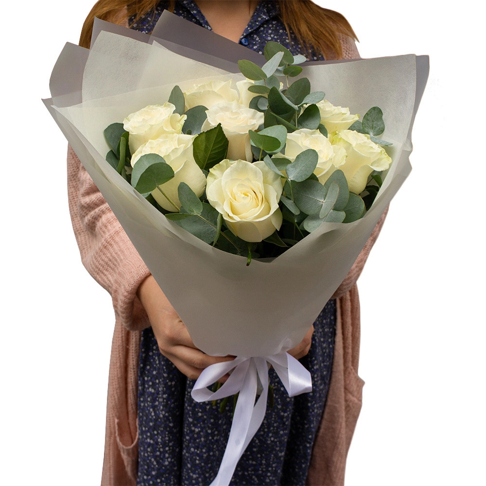 Элегантный букет из 9 белых роз с эвкалиптом – воплощение совершенства Еманжелинск Челябинская область