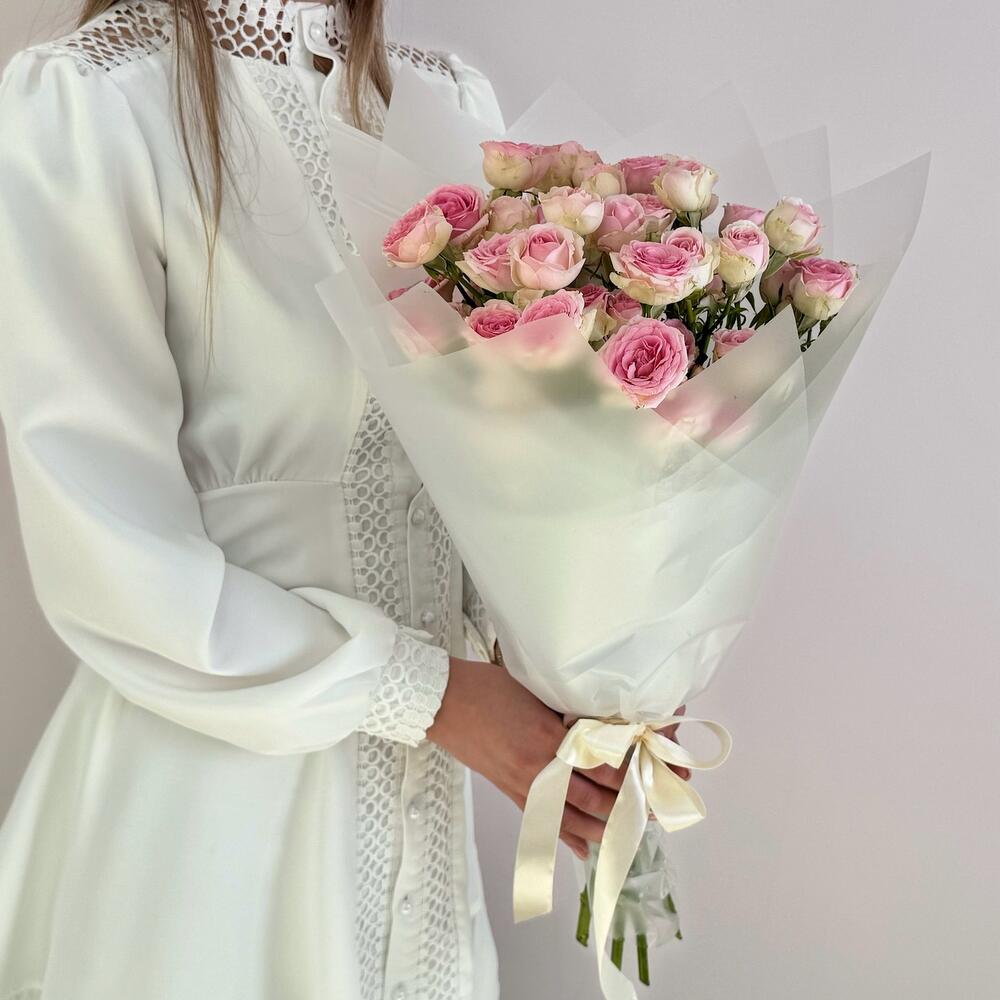Букет «Нежный аромат» – пышные розовые кустовые розы в элегантной упаковке Еманжелинск Челябинская область